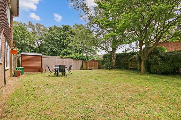 2 Bedroom Flat For Sale In Woodlands Close, Crawley Down, RH10
