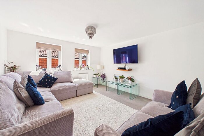 3 Bedroom Town House For Sale In Peacock Grove, Queens Hills, Norwich, NR8
