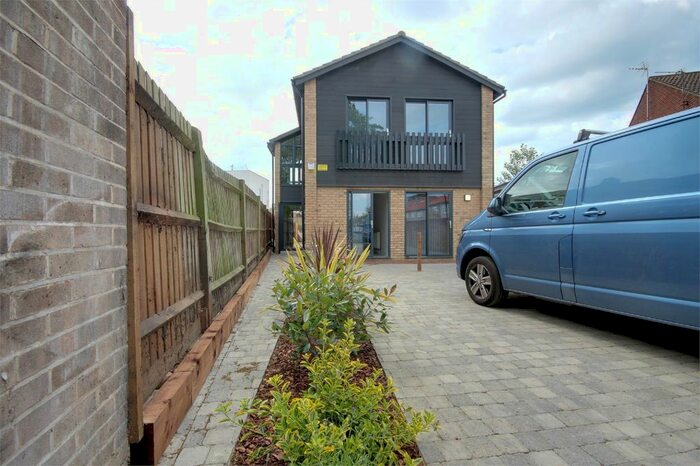 2 Bedroom Flat To Rent In Hertford Road, Enfield, Greater London, EN3