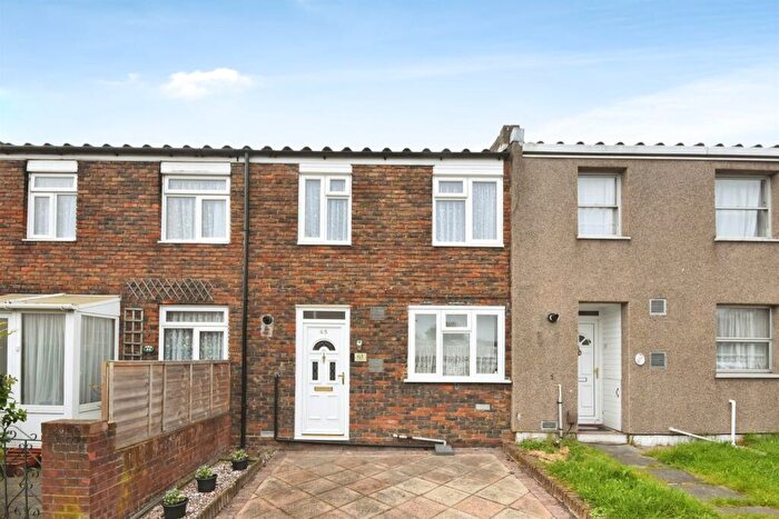 3 Bedroom Terraced House For Sale In Clematis Close, Romford, RM3