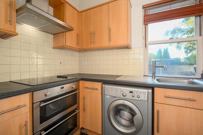 1 Bedroom Flat To Rent In Westcar Lane, Walton-On-Thames, KT12