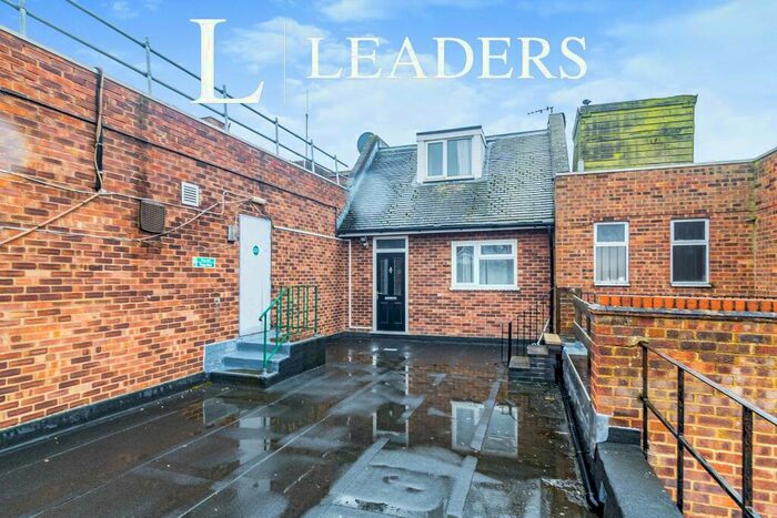 2 Bedroom Flat To Rent In High Street, Newport Pagnell, MK16