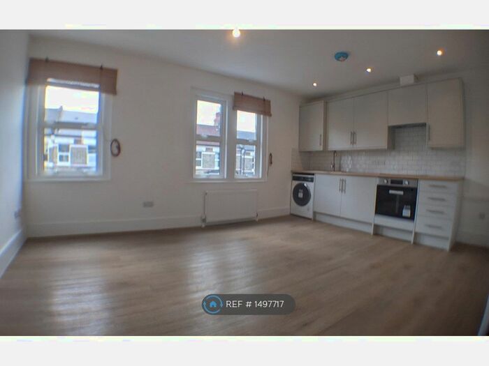 2 Bedroom Flat To Rent In Top Floor, London, SW4