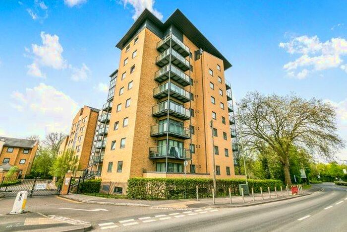 2 Bedroom Flat To Rent In Regents Court, Woking, GU21