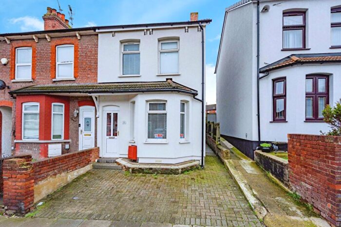 3 Bedroom End Of Terrace House For Sale In Oakley Road, Luton, LU4