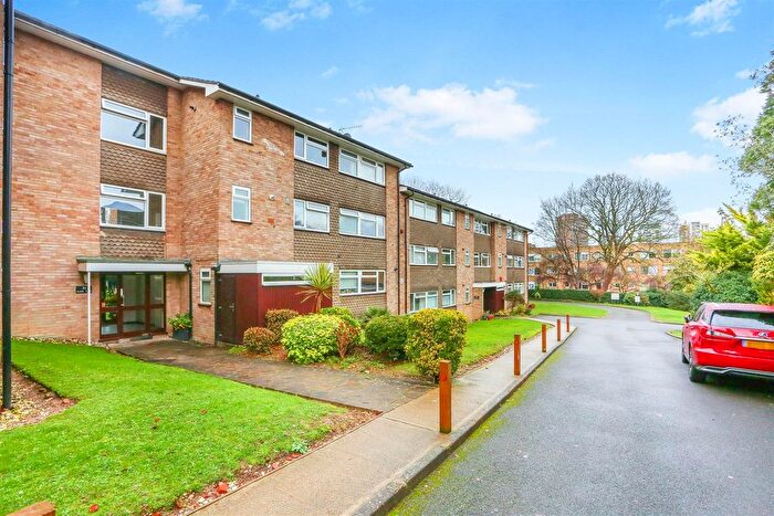 3 Bedroom Flat For Sale In Christchurch Park, Sutton, SM2