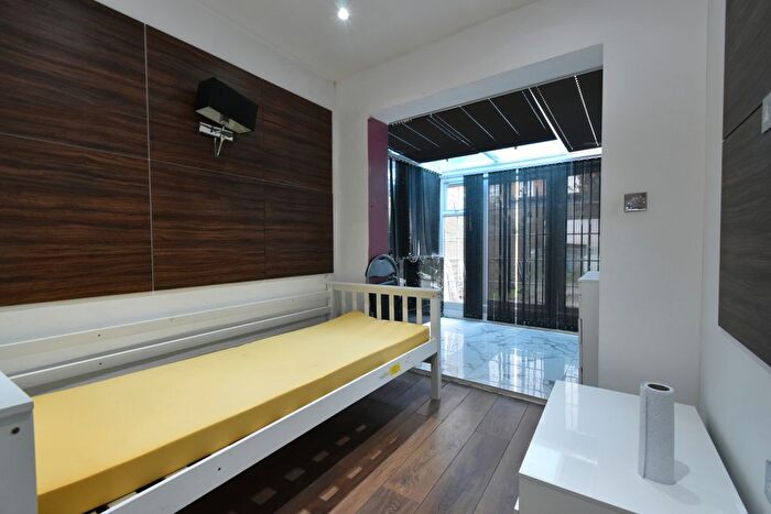 5 Bedroom Flat To Rent In London, W4