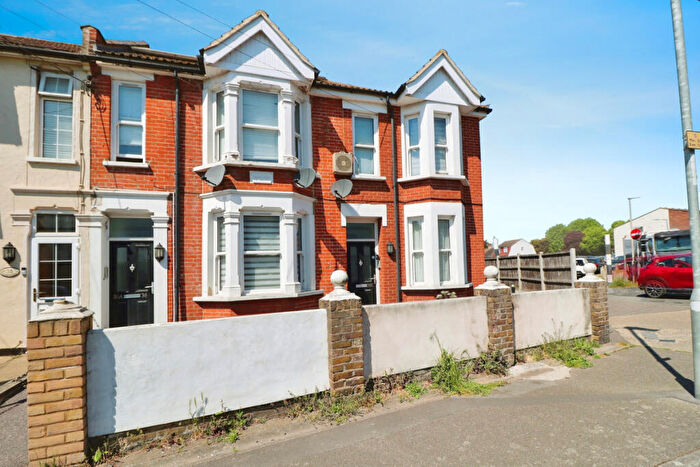 2 Bedroom Flat To Rent In Castle Lane, Benfleet, SS7