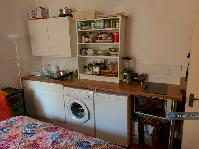 Studio To Rent In Temple Road, Croydon, CR0