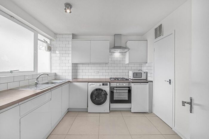 3 Bedroom Flat To Rent In Carlton Drive, Putney, SW15