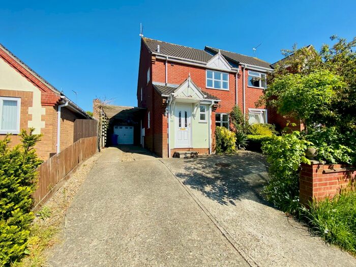 3 Bedroom House To Rent In Meadowvale Close, NR34