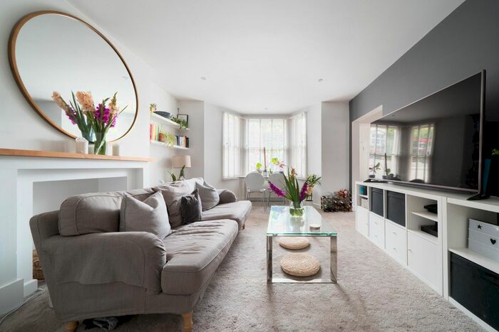 2 Bedroom Flat To Rent In Fulham Road, London, SW6