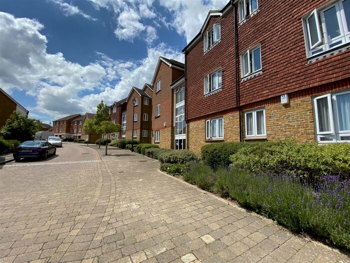 2 Bedroom Flat To Rent In Running Foxes Lane, Singleton, Ashford, TN23