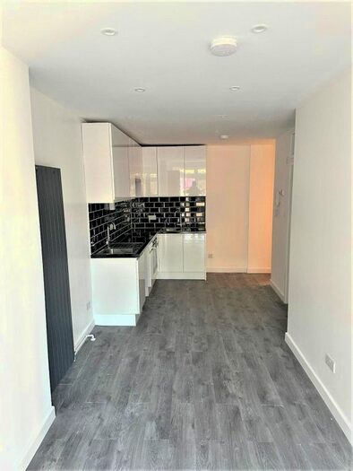 1 Bedroom Flat To Rent In Castelwood Road, London, N16