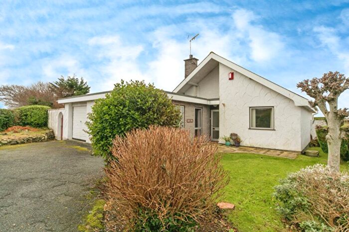 3 Bedroom Bungalow For Sale In Tyn Llan Estate, Llandwrog, Caernarfon, Gwynedd, LL54