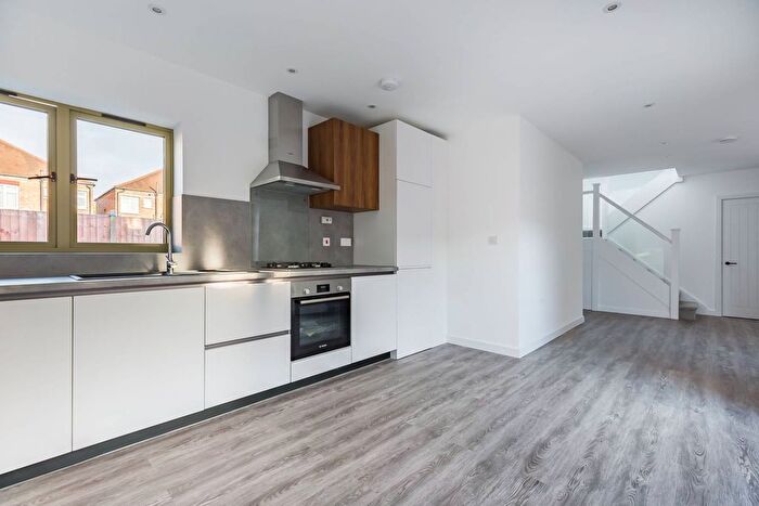 2 Bedroom Property For Sale In North Circular Road, Palmers Green, N13