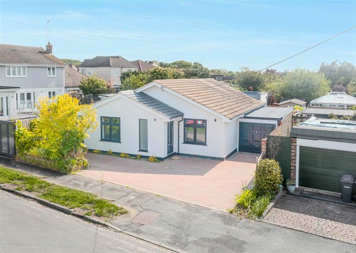 3 Bedroom Detached Bungalow For Sale In Park Gardens, Hockley, SS5