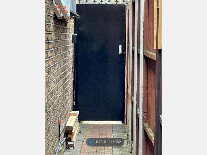 Studio To Rent In Pownall Road, Hounslow, TW3