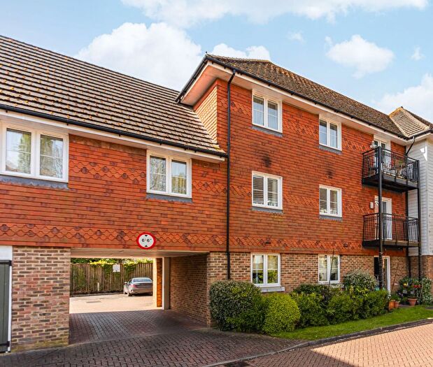 2 Bedroom Flat For Sale In Albion Way, Edenbridge, TN8