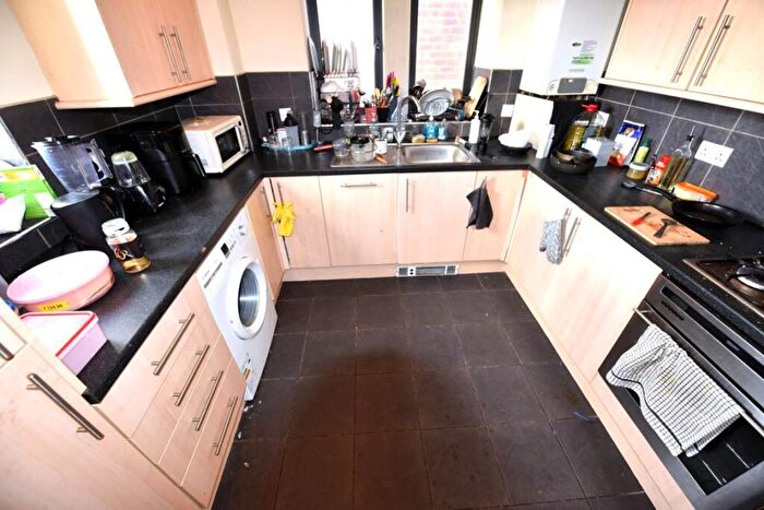 5 Bedroom Flat To Rent In Carmine House, LS5