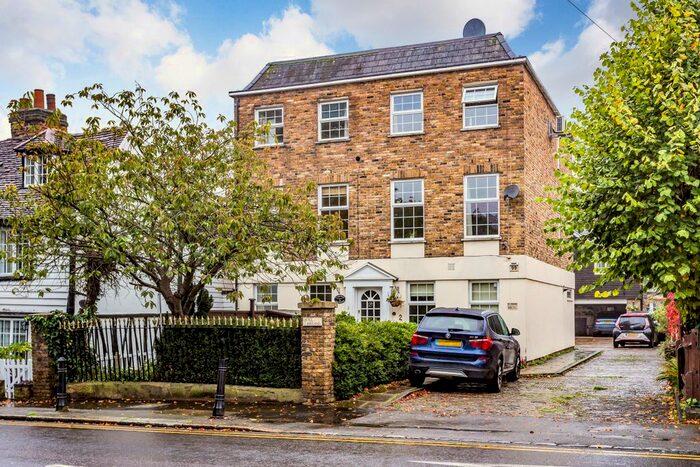 3 Bedroom Town House To Rent In High Road, Chigwell, IG7