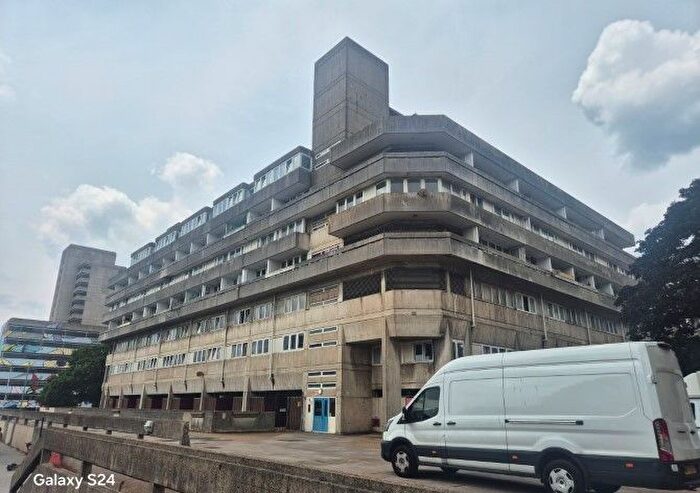 3 Bedroom Flat For Sale In Flat Wyndham Court, Commercial Road, Southampton, Hampshire, SO15
