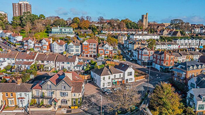 2 Bedroom Flat For Sale In Leigh Hill, Leigh-On-Sea, SS9