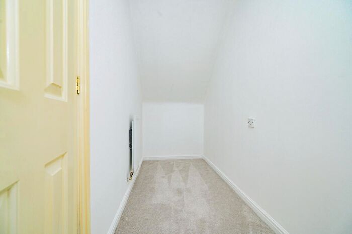 3 Bedroom Terraced House For Sale In Morgan Close, Luton, Bedfordshire, LU4