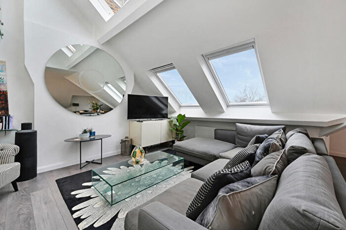 2 Bedroom Apartment To Rent In Bolingbroke Grove, SW11