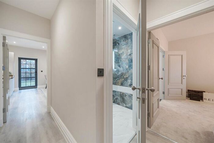 2 Bedroom Apartment For Sale In Shootersway, Berkhamsted, HP4