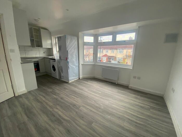 1 Bedroom Flat To Rent In Waye Avenue, Hounslow, TW5