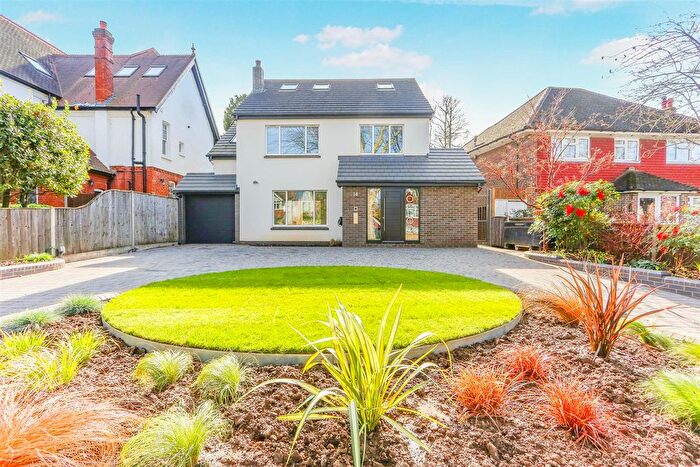 5 Bedroom Detached House For Sale In Hall Road, Wallington, SM6