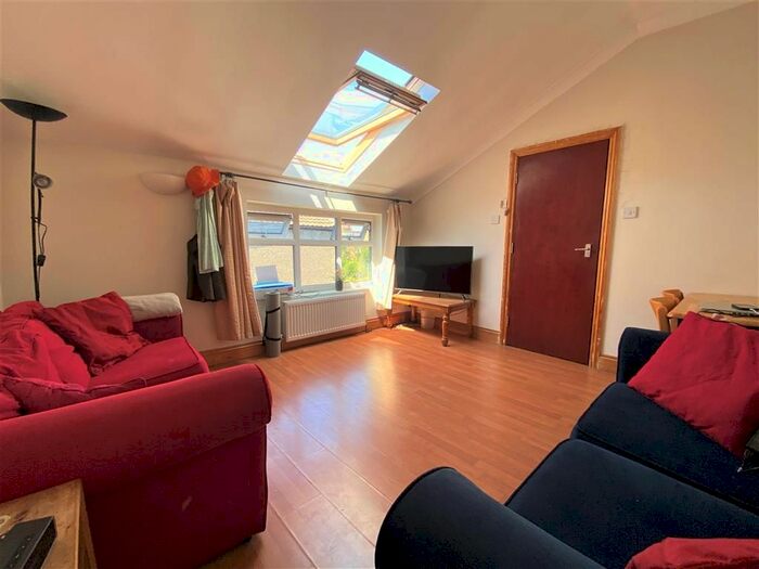 2 Bedroom Flat To Rent In Tooting Bec Road, London, SW17