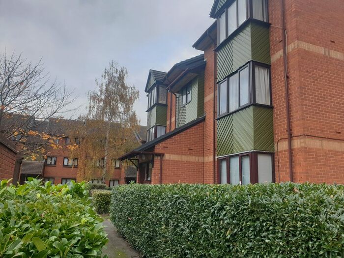 Studio To Rent In Maltby Drive, Enfield, EN1