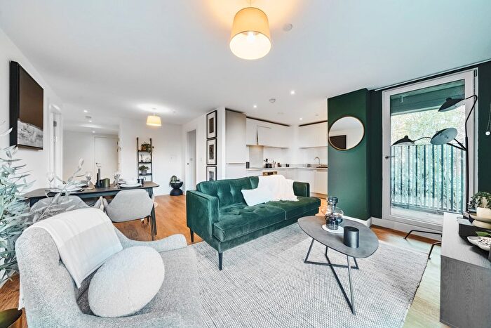 3 Bedroom Flat To Rent In Whitehall, Leeds, LS12