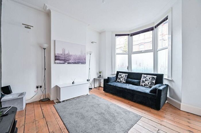 1 Bedroom Flat To Rent In Walcorde Avenue, Elephant And Castle, London, SE17