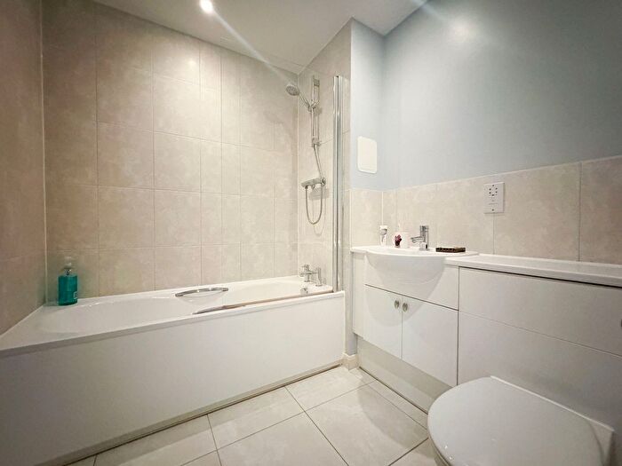 1 Bedroom Flat For Sale In Featherstone Road, Southall, UB2