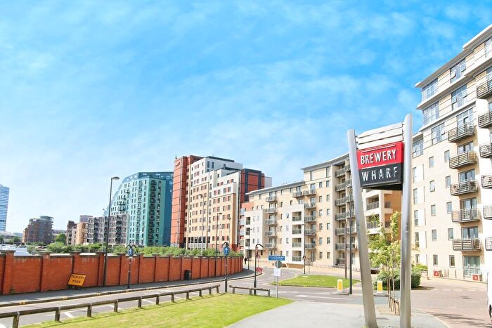 2 Bedroom Flat To Rent In Cromwell Court, Leeds, LS10