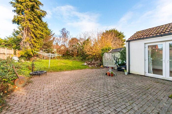 4 Bedroom Bungalow For Sale In Orchardville, Burnham, Slough, SL1