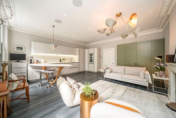 1 Bedroom Flat For Sale In St. Georges Square, Pimlico, SW1V