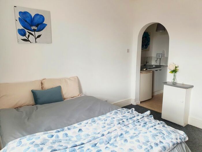 Studio To Rent In Dudley Road West, Oldbury, B69