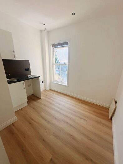 Studio To Rent In Harrow Road, London, W10