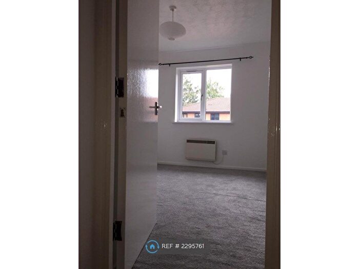 1 Bedroom Flat To Rent In Winston Close, Greenhithe, DA9