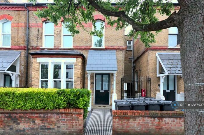 Studio To Rent In Finsbury Park Road, London, N4