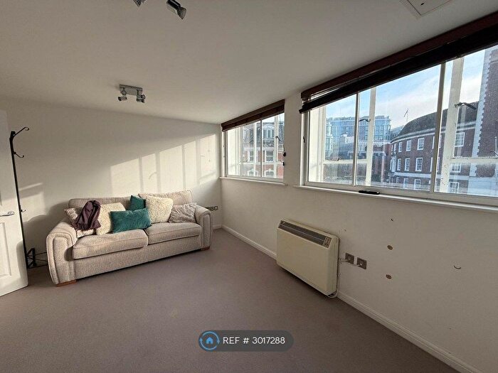 2 Bedroom Flat To Rent In High Street, Kingston Upon Thames, KT1