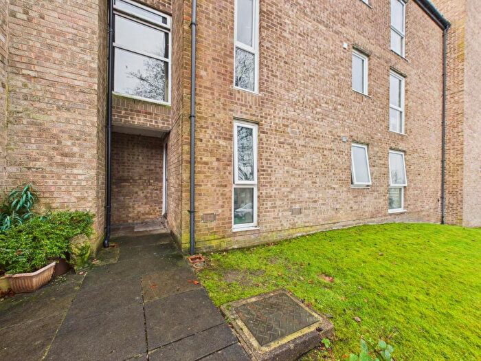 2 Bedroom Flat For Sale In Frizley Gardens, Bradford, BD9