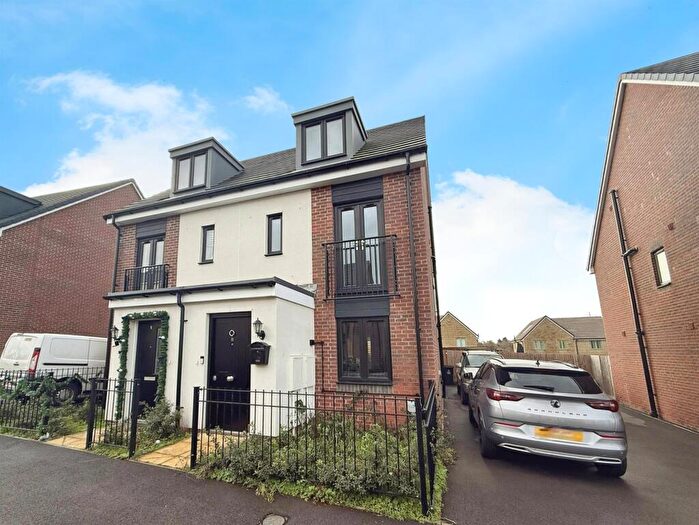 3 Bedroom Semi Detached House For Sale In Grayling Avenue, Swindon, SN3