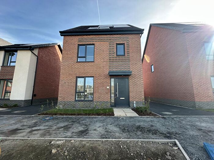 4 Bedroom House To Rent In Hollowsbrook Road, New Rossington, Doncaster, DN11