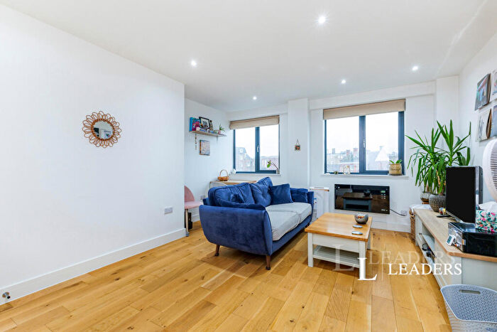 1 Bedroom Flat To Rent In North Street, Leatherhead, Surrey, KT22