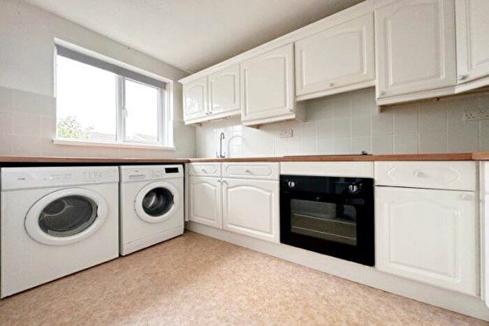 2 Bedroom Flat To Rent In Glendower Crescent, Orpington, BR6